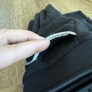 UNDER ARMOR FLEECE GLOVES WITH POCKETS ON TOP